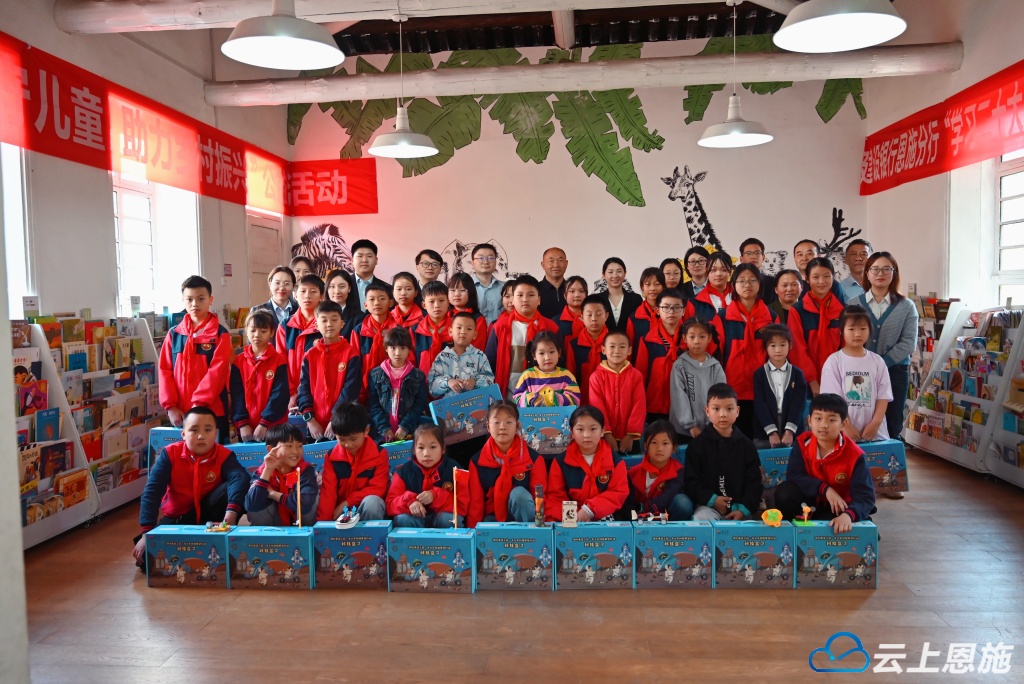2023年在高罗镇中心小学开展“关爱留守儿童 助力乡村振兴”公益活动合照-1.jpg