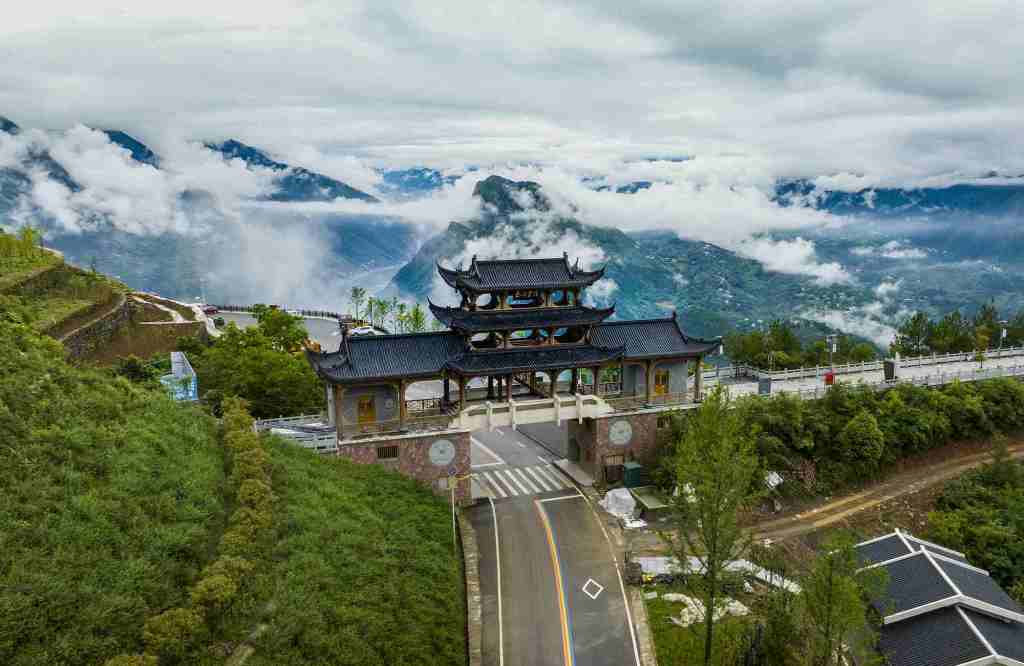 天象胜景巴东县巫峡口景区现奇特光环