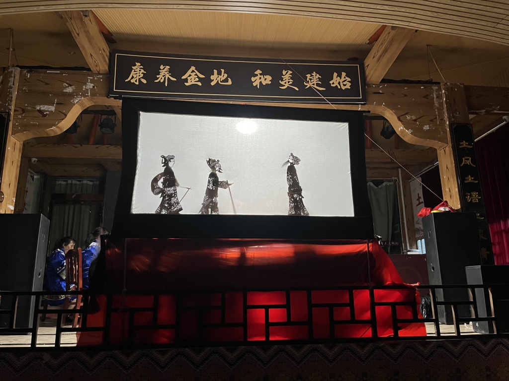 建始皮影戏进景区游客近距离感受非遗文化