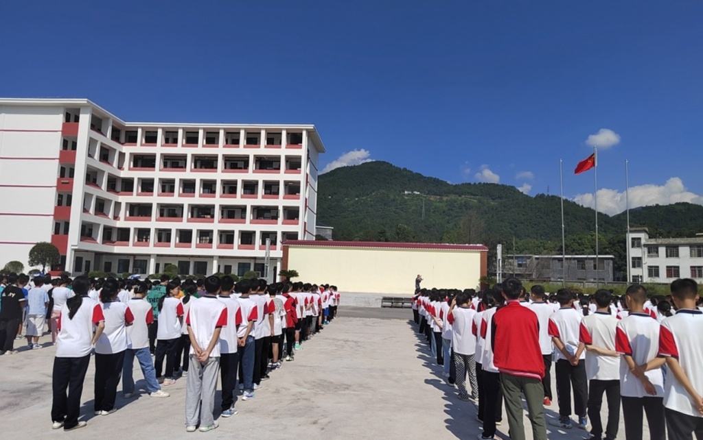 建始七里坪中学严抓安全保平安