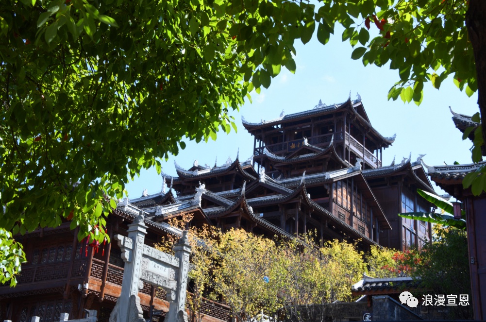 壩壩茶街—小火車道—蓮花壩景觀橋—夢巢小鎮—老院子—風情街—貢