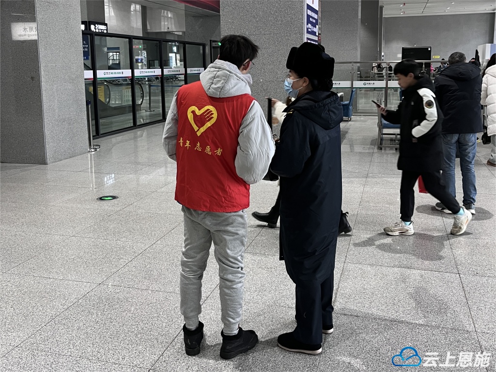 团州委开展志愿者春运暖冬行动
