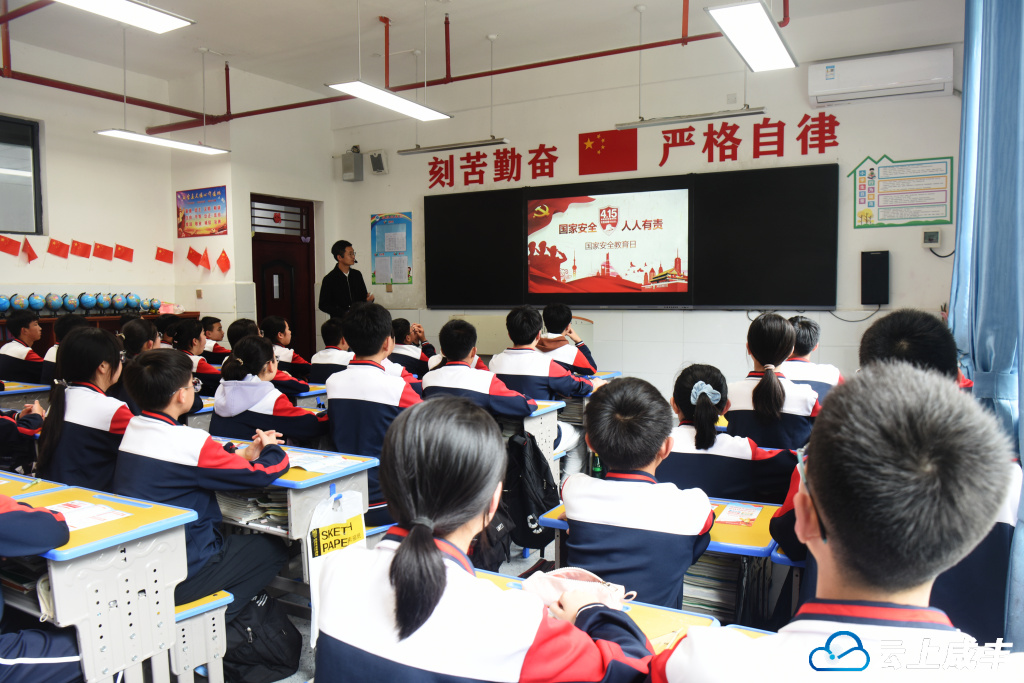 4月15日，咸丰县民族实验学校将全民国家安全教育纳入班会活动。全媒体记者李维君 通讯员李斌 摄 (2).jpg