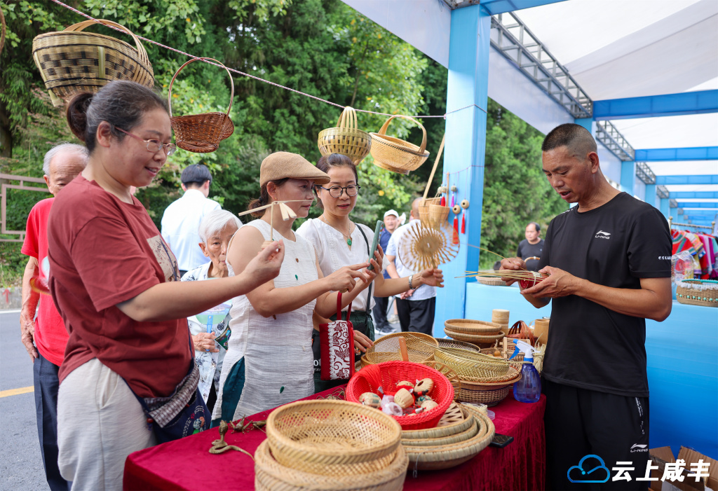 非遗产品吸引游客驻足、购买。 杜迪纳 摄.jpg