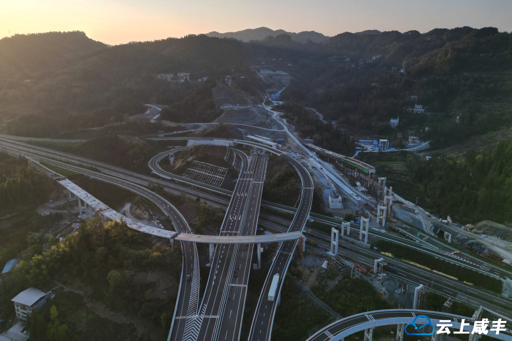 利咸高速小模枢纽互通建设正酣