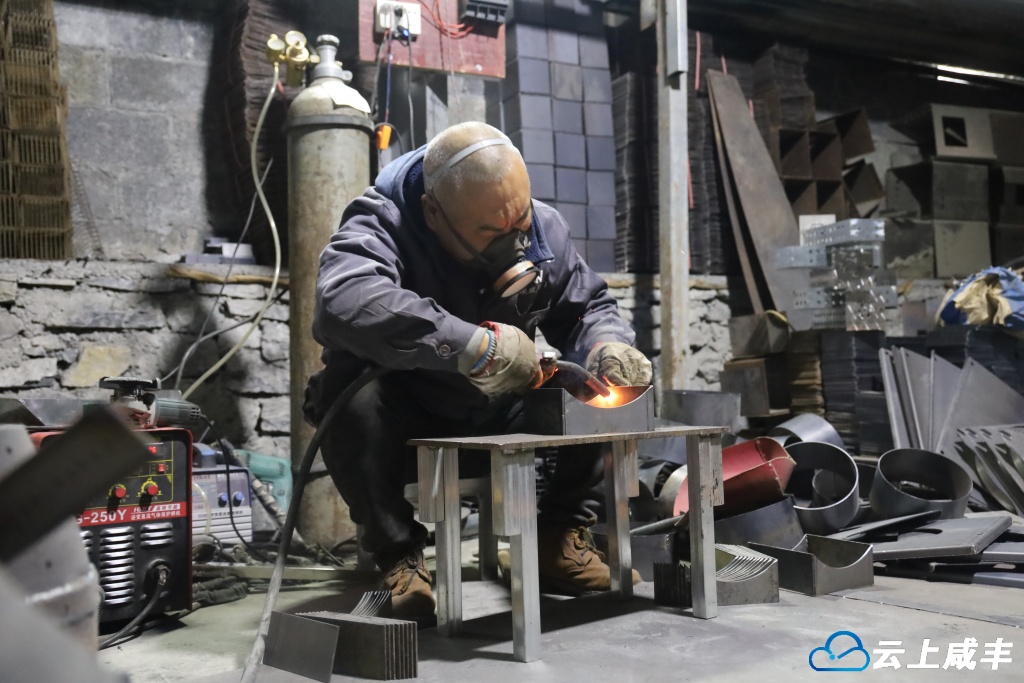 咸丰：取暖炉企业生产忙