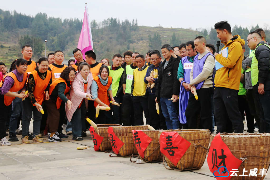 3月21日,选手在咸丰县曲江镇湾田村参加趣味运动会。全媒体记者李维君摄.jpg 3月21日,选手在咸丰县曲江镇湾田村参加趣味运动会。全媒体记者李维君摄.jpg