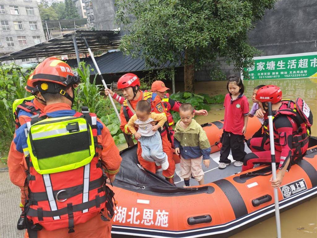 【人民日报】客户端｜暴雨袭城！咸丰转移安置1.8万余人
