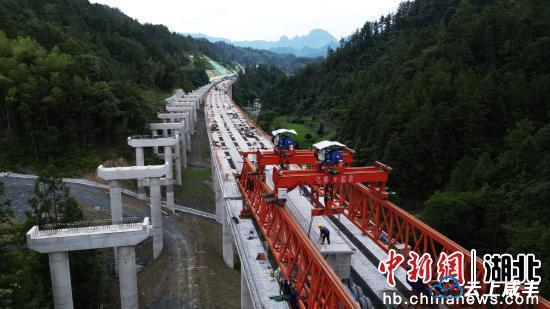 【中新网】客户端｜湖北咸丰：利咸高速四标段建设正酣