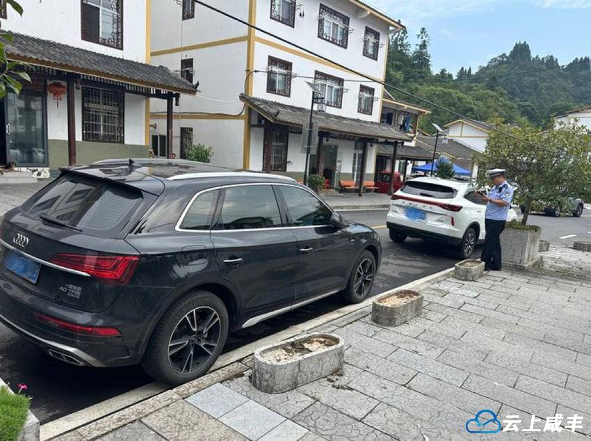 咸丰公安集中整治景区违停乱像