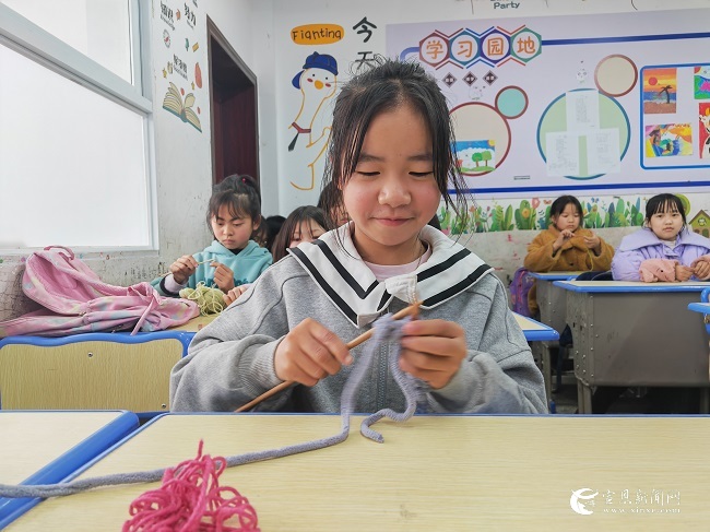 高罗镇麻阳寨小学社团编织乐