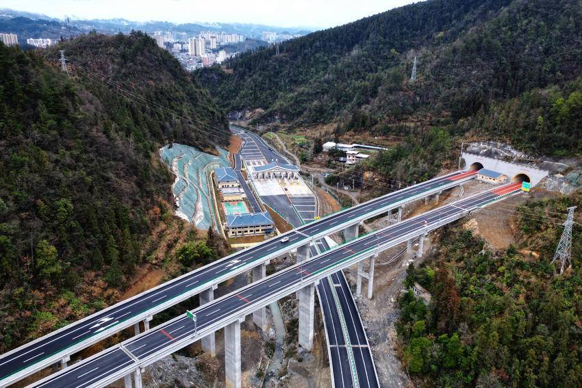 张南高速宣咸段开通首日无人机高空探路