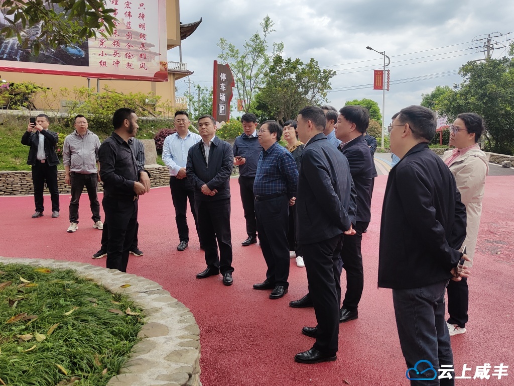 省人大农委主任冯仲凯一行来咸丰调研