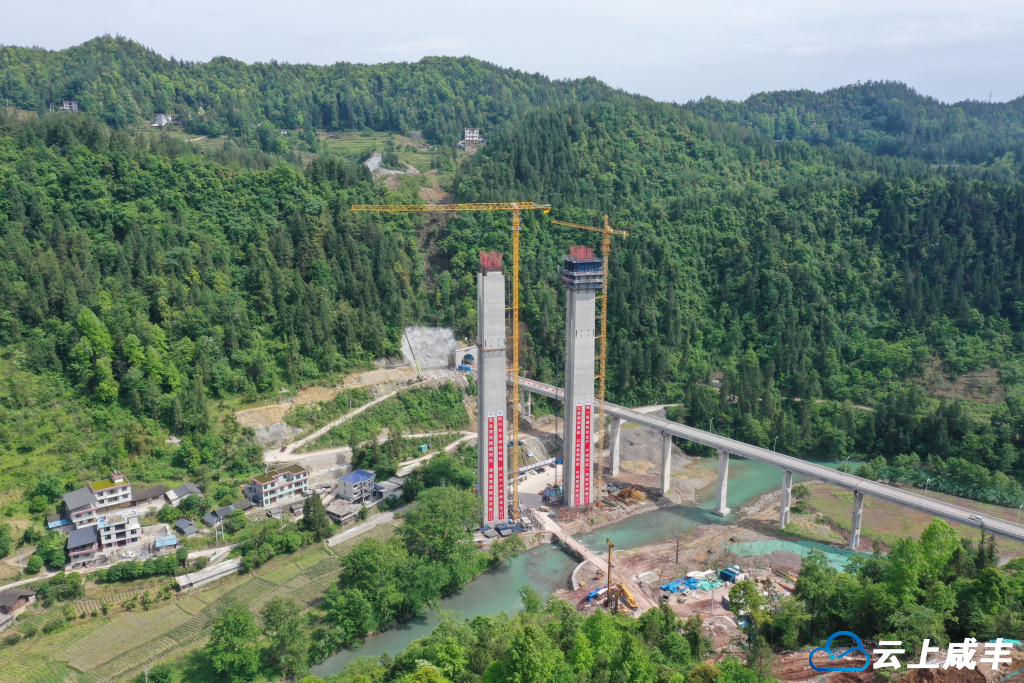 利咸高速黄河坝特大桥最高墩成功封顶
