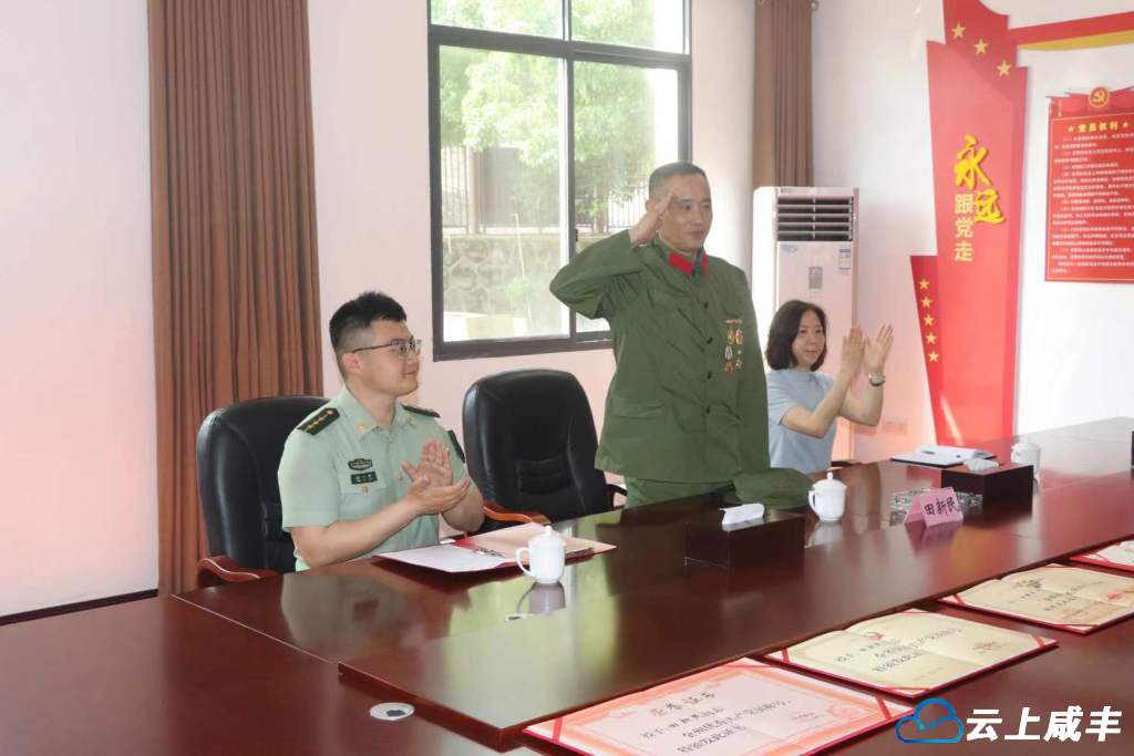 一等功臣田新民到咸丰武警中队讲述老兵故事