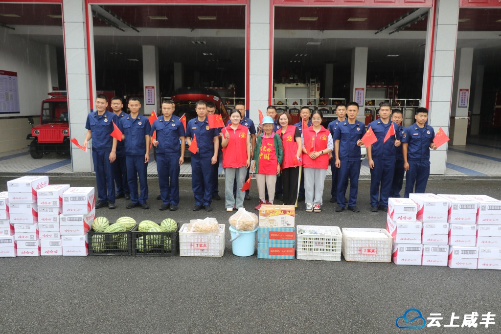 8旬老人连续4年送物资 看望消防员