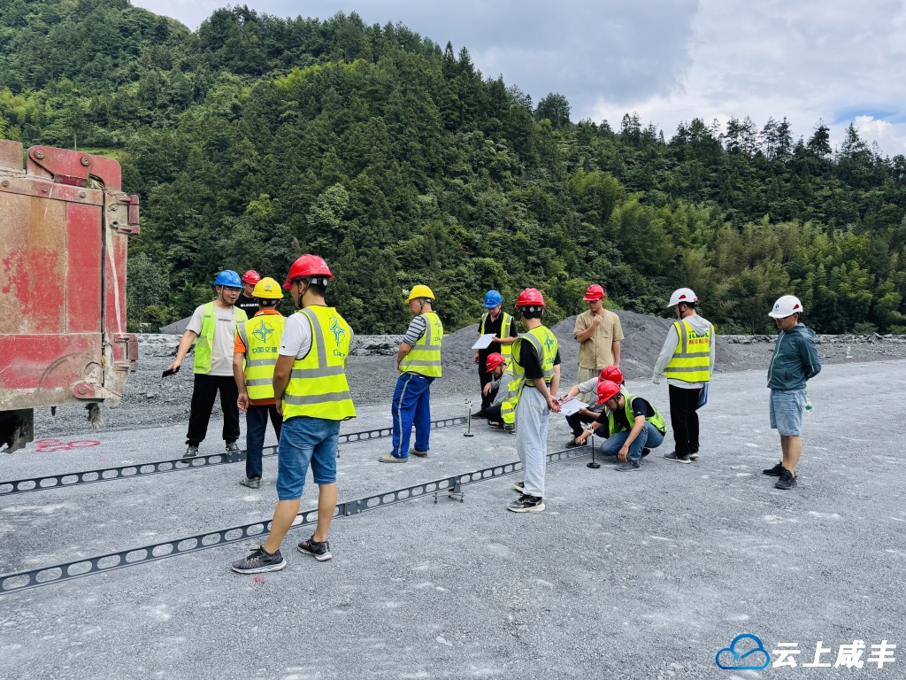 利咸高速首段路基顺利交验