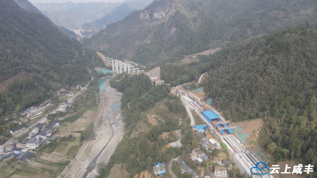 利咸高速白蜡湾特大桥建设正酣