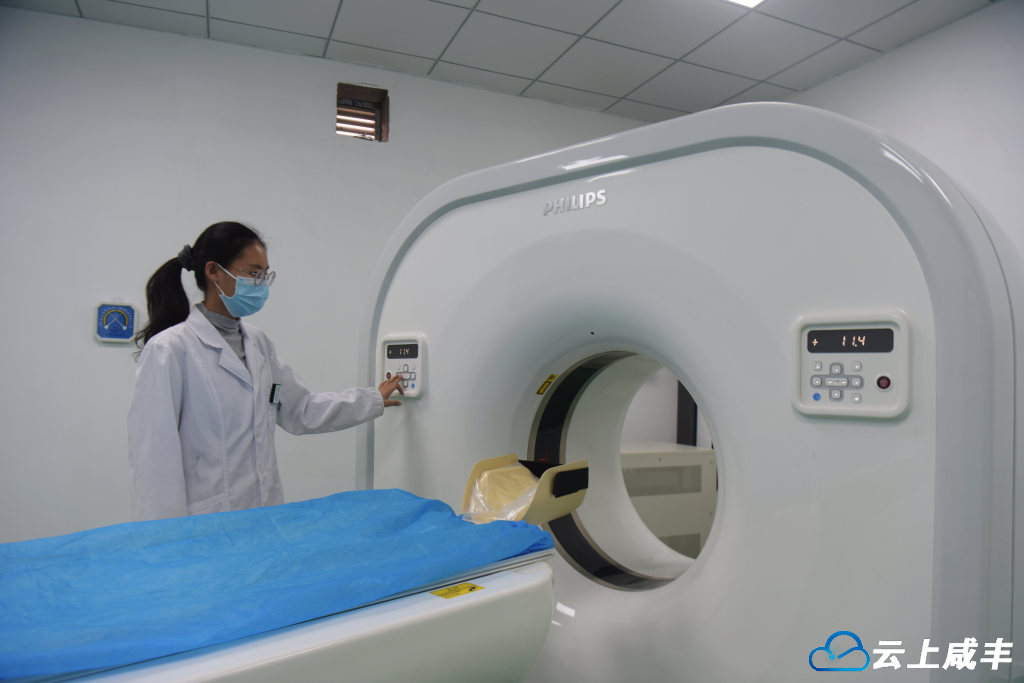 11月6日,咸丰县小村乡中心卫生院医务人员在调试新引进的CT。全媒体记者李维君 本报恩施图片库刘小婧摄_副本.jpg 11月6日,咸丰县小村乡中心卫生院医务人员在调试新引进的CT。全媒体记者李维君 本报恩施图片库刘小婧摄_副本.jpg