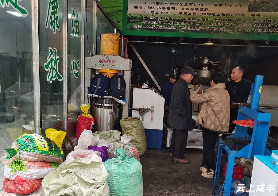 04 村民们运来自家收获的油茶籽，只需支付双方约定的加工费，便可现榨现得茶油。通讯员杨琼 摄.png