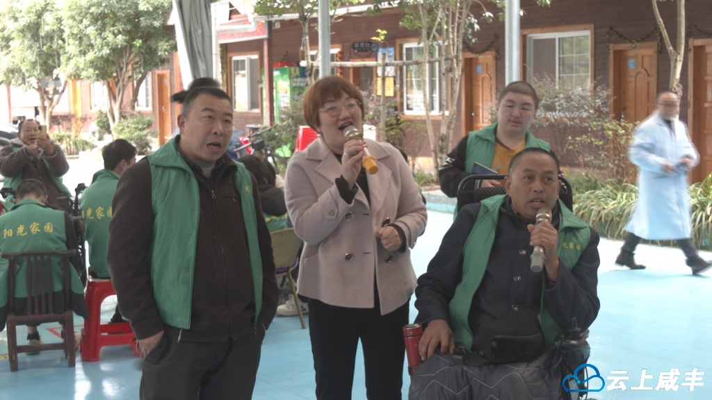 县残疾人日间照料中心组织残疾人开展户外活动