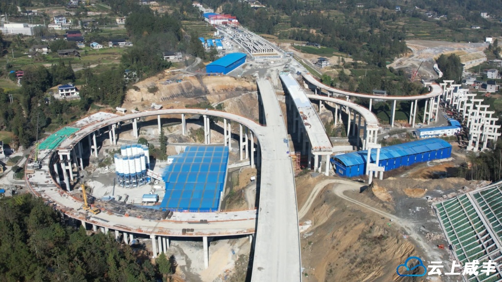 利咸高速小村互通建设正酣