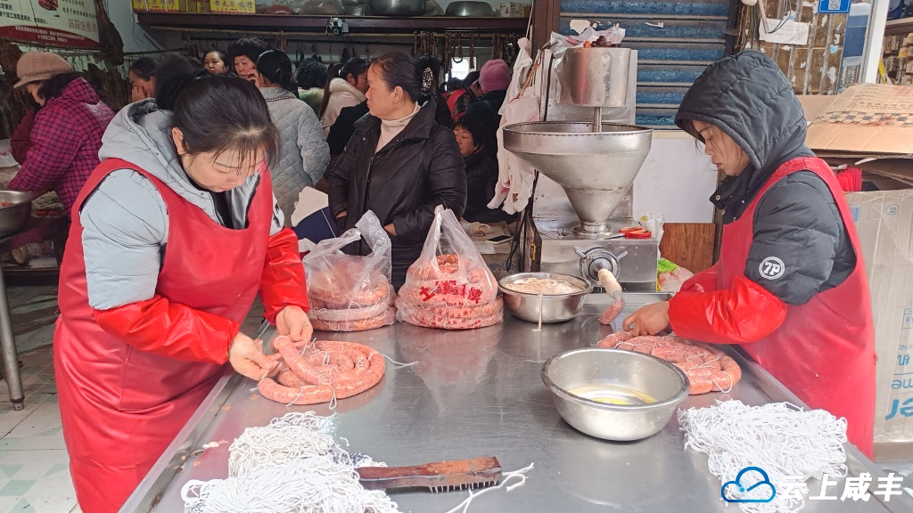 咸丰县城小河坝：妈妈侠食品加工销售走俏