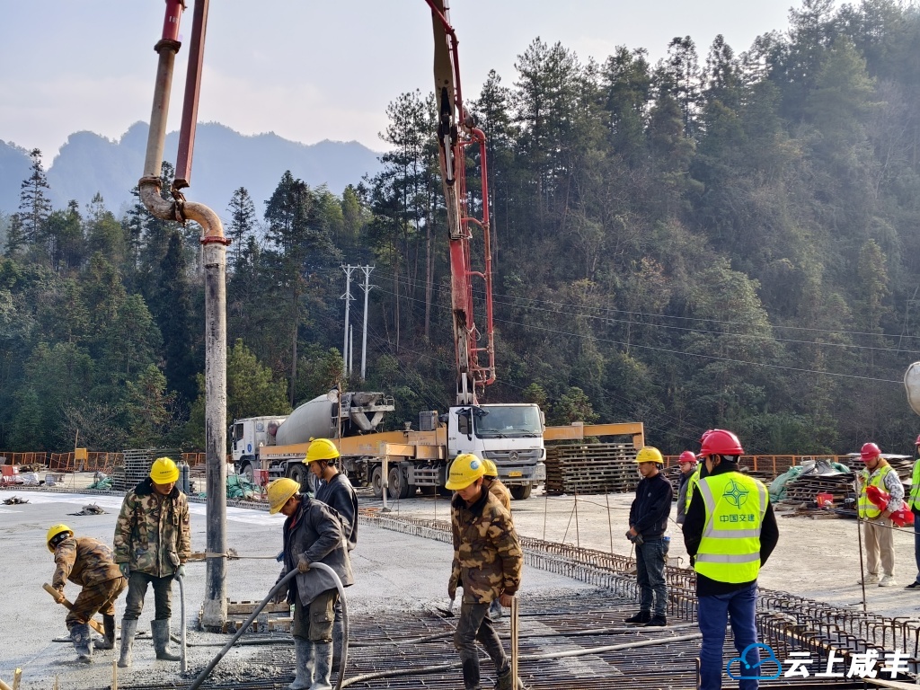 利咸高速小村互通最后一联现浇箱梁顺利浇筑