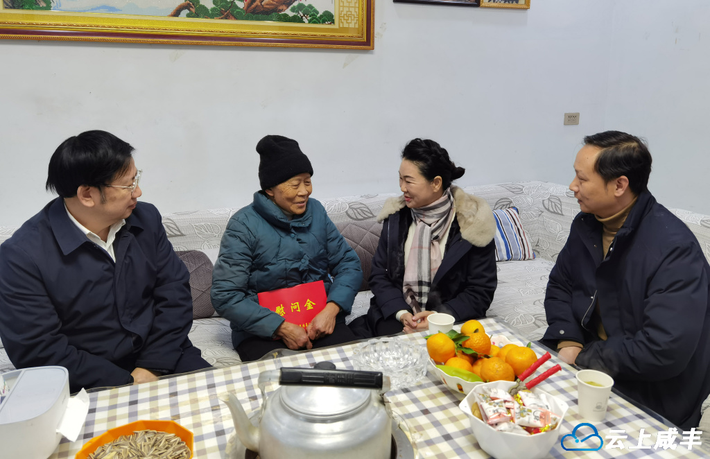 省委政法委二级巡视员、省护路办主任刘蔚一行来咸丰调研