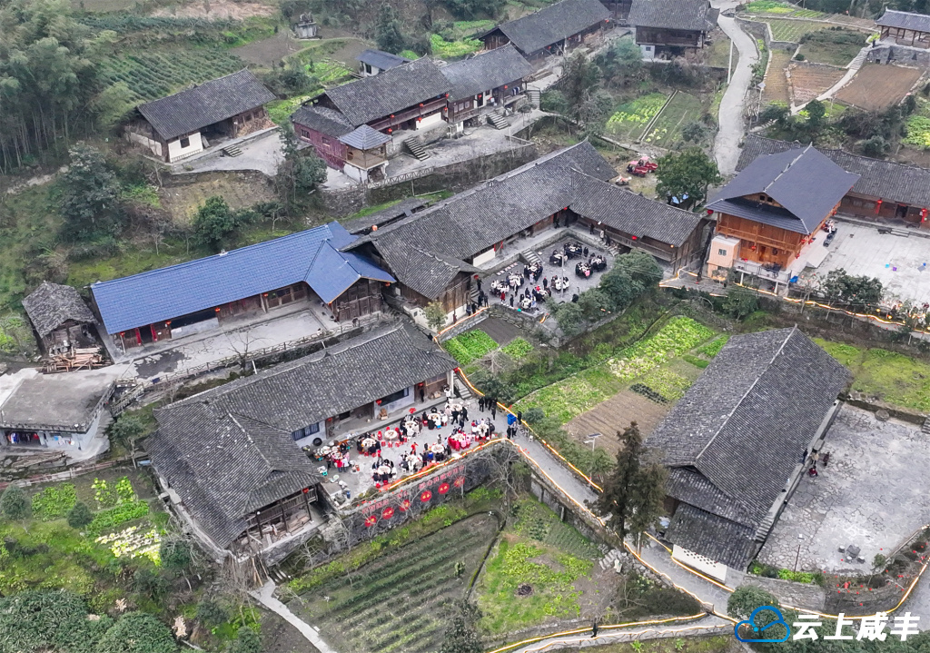 灯火中的团圆与欢乐——鄂渝交界处两个乡镇联袂上演“村晚”