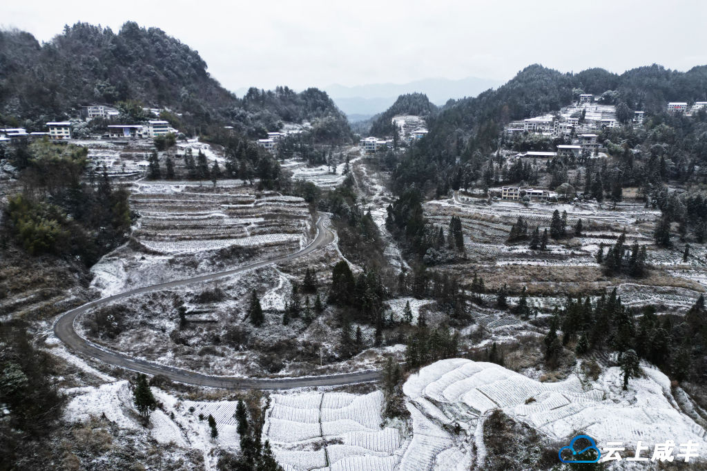 咸丰蛇年第一场雪掩映山乡如画卷