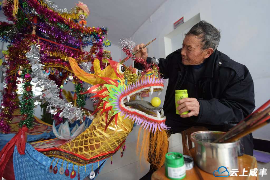 2025年3月1日，湖北省恩施土家族苗族自治州非遗项目彩扎代表性传承人廖云华在工作室修复表演中磨损掉色的彩龙船，为非遗展演作准备。.jpg