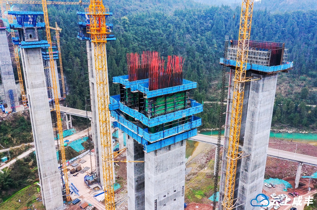 利咸高速黄河坝特大桥14号主墩顺利封顶