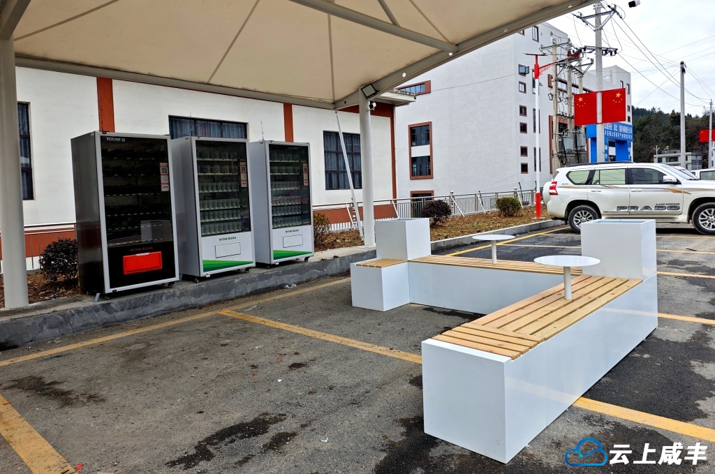 坪坝营镇筒车坝村：便民充电桩助力乡村绿色出行