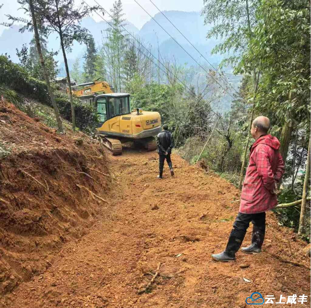 黄金洞67户村民出资34400元修建茶园路