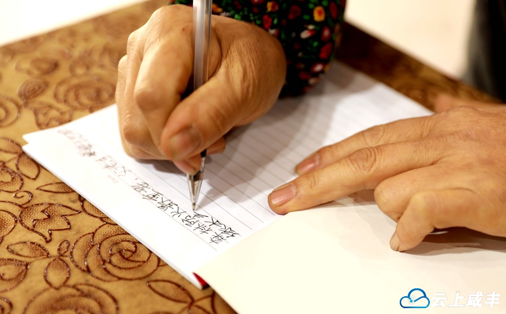 吴清香在即兴创作中。 文朝顺 摄_副本.jpg