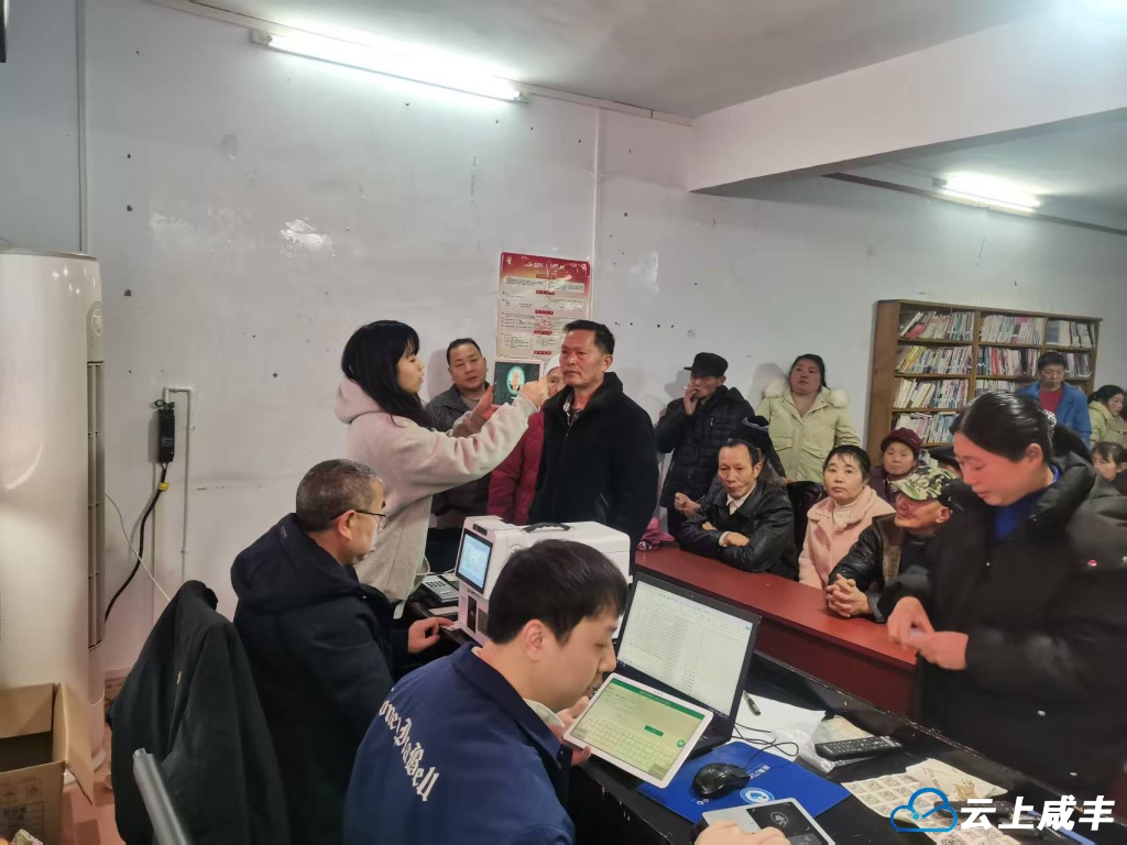 清坪：“家门口”更换社保卡