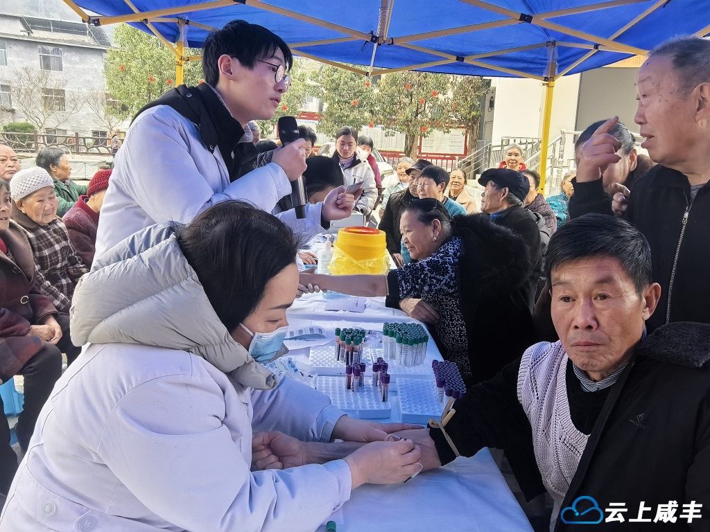 坪坝营：“健康快车”村村行