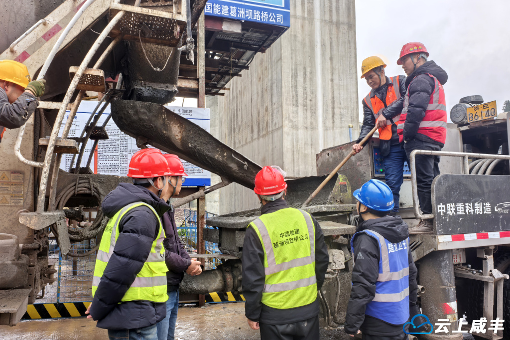 利咸高速建设取得重大进展：六标项目首节悬臂梁浇筑完成