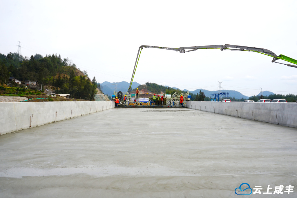利咸高速六标项目首座大桥单幅桥面铺装完成