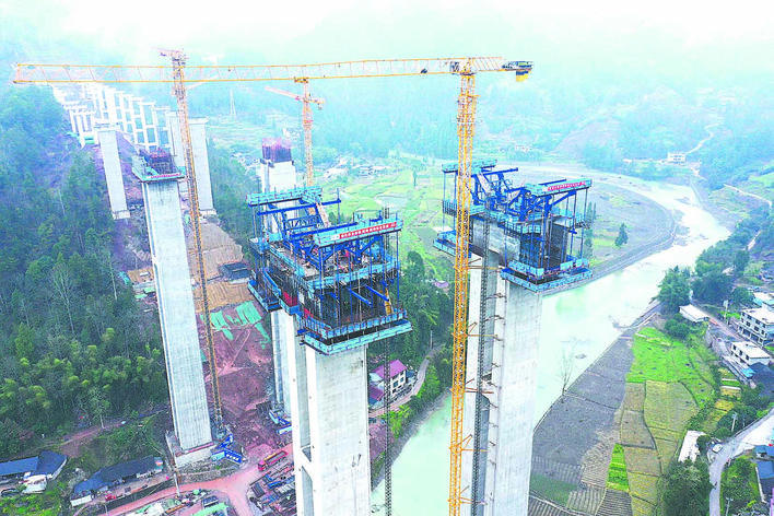 【恩施日报】利咸高速六标项目首节悬臂梁浇筑完成