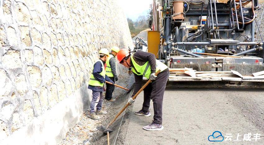 351国道李子溪至龙井段建设正酣