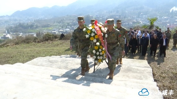 坪坝营镇干部职工缅怀革命先烈