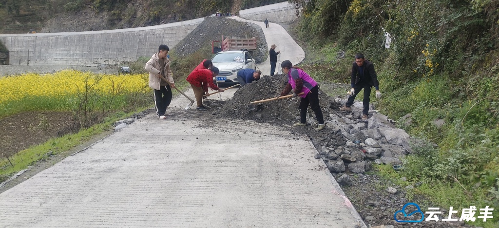 活龙坪乡观音塘村民拓宽道路 方便运输茶叶