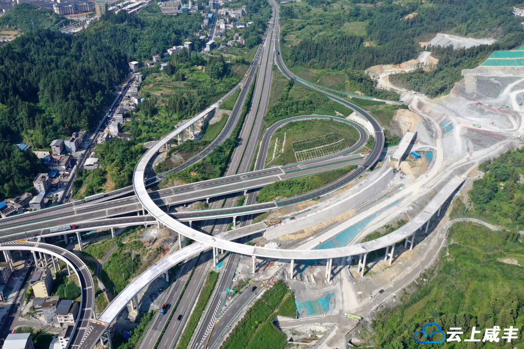 利咸高速小模枢纽互通桥面铺装全部完成