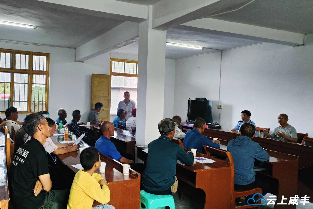 小村乡李子溪村100多名驾驶员放下农活学“安规”