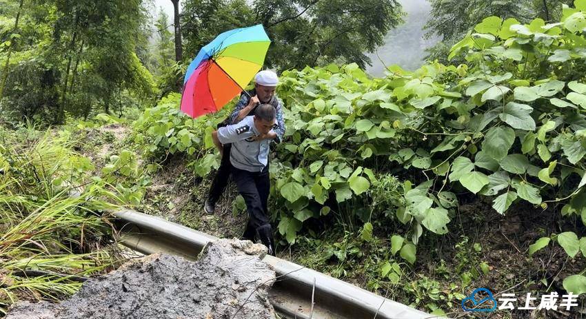 民警背老人过险段 清淤泥保畅通