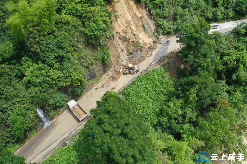 强降雨导致公路塌方 咸丰公路部门抢险保畅通