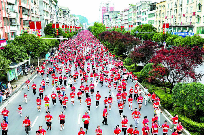 【恩施日报】2025咸丰马拉松激情开跑