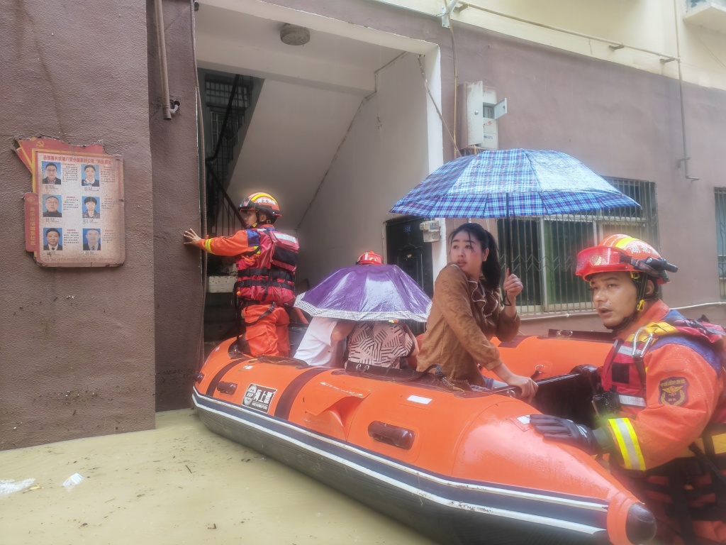 【央广网】客户端｜暴雨致湖北咸丰县城区内涝 消防部门出动125人紧急转移群众